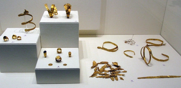 Gold jewelery from tombs in the surrounding area of Anaktorion Akarnania